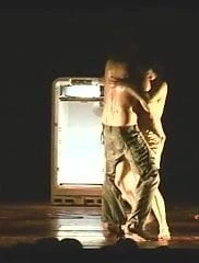 Adam alice spisa'yı göğüsleri ile kaldırmaya çalışıyor