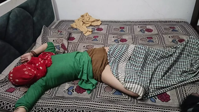 Hintli kız şalvar giyiyor ve arkadaşı videosunu öpüyor