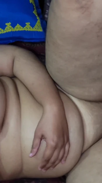 Эмоциональный момент из "Трахни очень горячую молодую и красивую соседку".