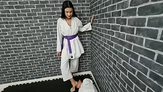 Karate dövüşü Amanda Nataly'ye karşı - model ayaklarla güç tekmeliyor