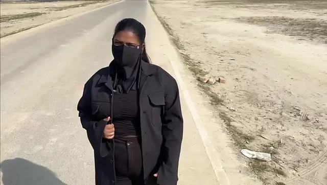 Etrafta dolaşan bir kız kahve bahanesiyle onu aradı ve onunla seks yaptı, büyük sütünü ve seni içti