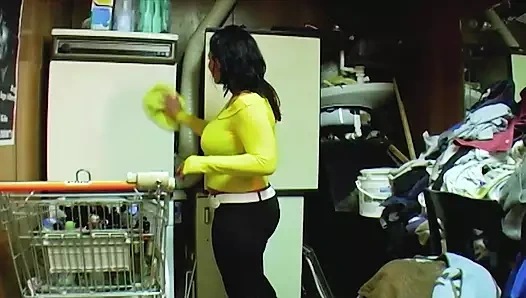 Süper düzgün vücutlu Alman bebek ile karanlık saç seviyor Mastürbasyon