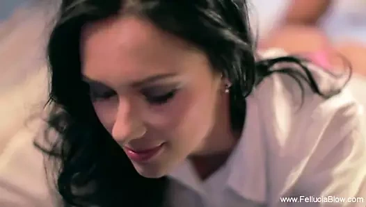 Bedtime oral seks itibaren bir muhteşem esmer