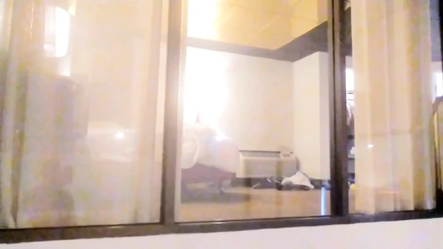 Onu otel penceresinde izlerken yakalandı ve ona şov yapıyor