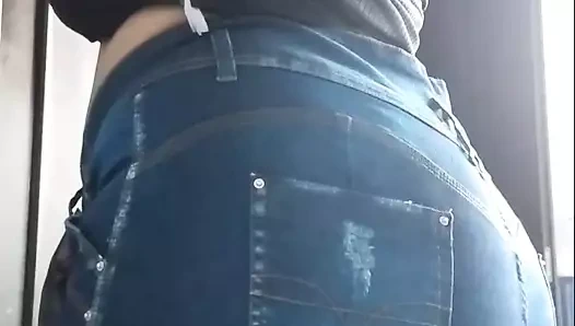 Büyük beden ateşli kız pantolonunu denerken gösteriş yapıyor