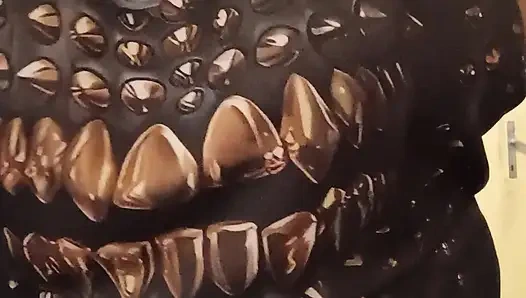 Siyah gömleğin altında minyon memeler