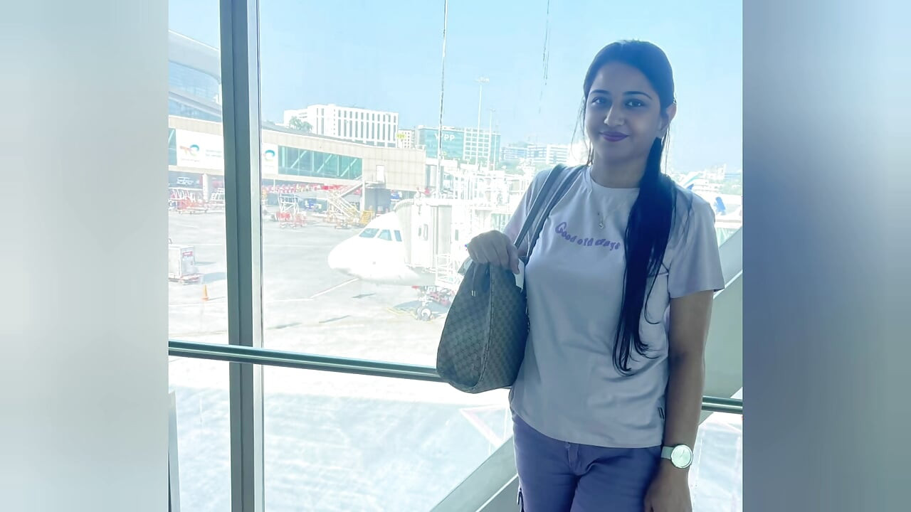 Hintli üniversiteli kız Neeta Sharma evde tamamen romantik bir şekilde eğleniyor