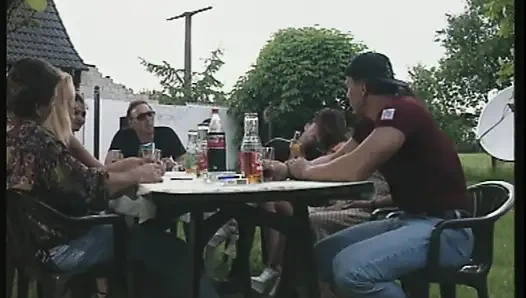 Parti bol miktarda horozla başlar