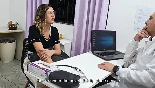 Doktorun ofisinde hastanın karnının tıbbi muayenesi.