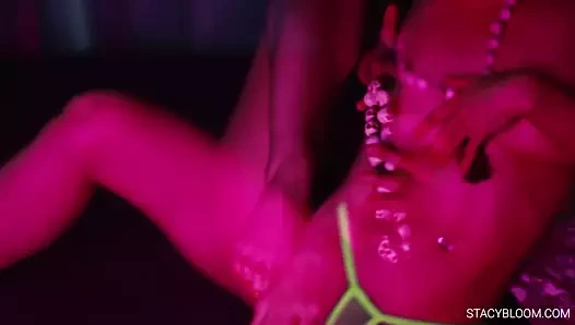 azgın bebeğim kamerada poz ve kendini müzik okşama