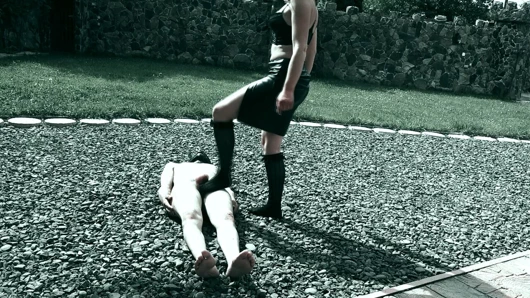 Ben yarağına işerken mastürbasyon yapmasına izin veriyorum - tuvalet köleliği kalesi açık havada