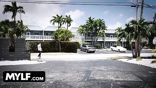 Üvey oğlunun en iyi arkadaşı Blaten Lee'nin orta yaşlı seksi amcık taşaklarını sikiyor ve onu hamile bırakmaya çalışıyor