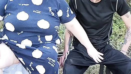 Kayınvalide halka açık bir parkta bankta sikimi parmaklıyor