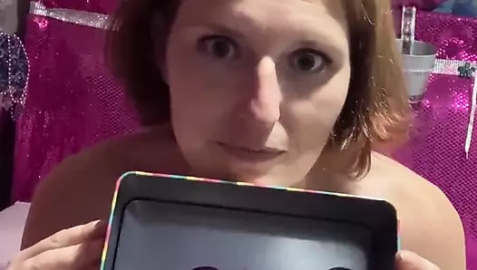 Annenin sıkı küçük göt deliğini ilk kez anal boncuk kullanmadan önce genişletme ve parmaklama ile ısıtıyor!