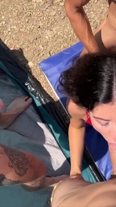 Grup seks - adam yabancıların kız arkadaşını çadırda sikmesine izin veriyor - sulu gırtlak ve amcık sikişi | Klip 1