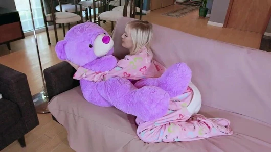 Exxxtrasmall - küçük memeli sarışın büyük horoz tarafından sallanıyor