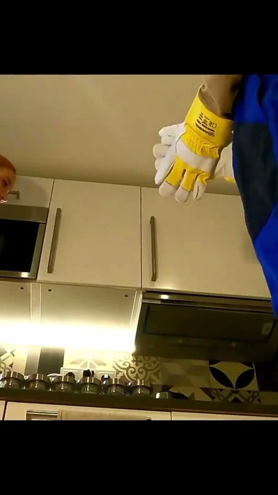 En kısa üniforma etekli en ateşli kızıl saçlı milf, en şanslı tesisatçıya ancak sadece kızdırmak için handjob verir | Klip 1