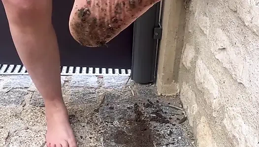 Kirli ayaklarımı temizliyordum...