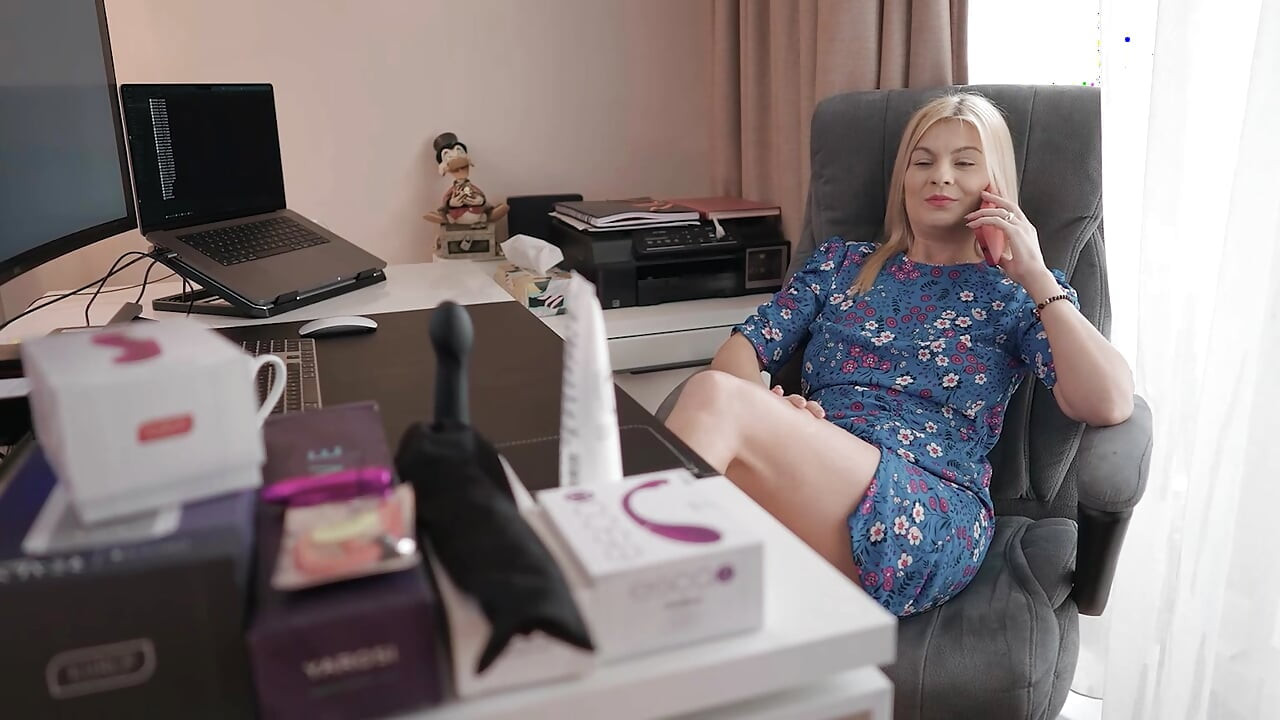 Jasmin la rouge ile ayak fetişi, elle muamele, iç çamaşırı ve dildo oyunları