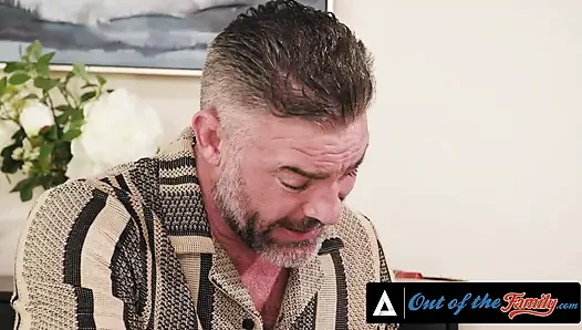 Ailenin dışında - genç Eva Nyx Cheeky masanın altında sakso çekiyor akşam yemeğini üvey babasıyla üçlü sikişe dönüştürüyor