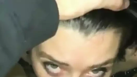 Derin gırtlaklı sevimli (linda con garganta profunda)