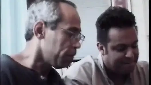 Muhteşem memeli esmer piliç yatakta iki yarakla sert sikiliyor