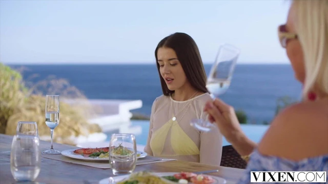 VIXEN, студентка Sybil остается с замужней парой за границей