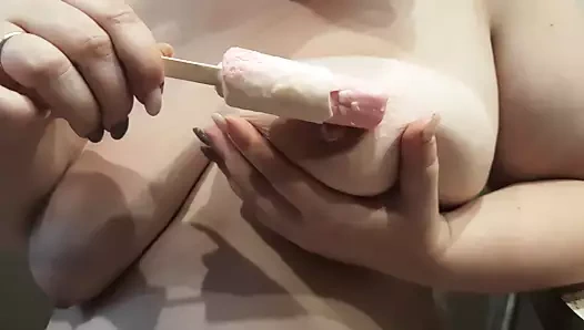 Kıvrımlı ev hanımı dondurmadan hoşlanır