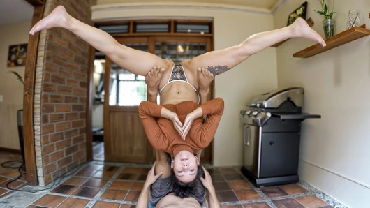 Amatör genç göt yoga öğretmenlerinin büyük yarağına iniyor!