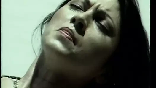 Seksi esmer havuz tarafından sert anal delme alır