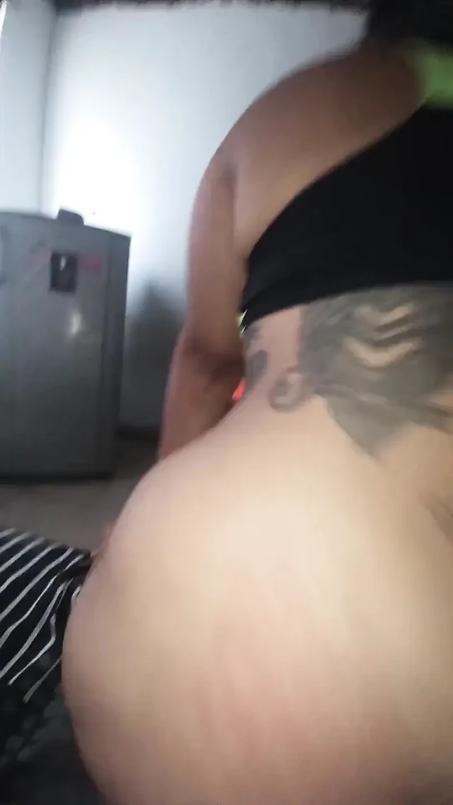 Шлепаю латину с большой задницей до тех пор, пока ее задница не будет красной