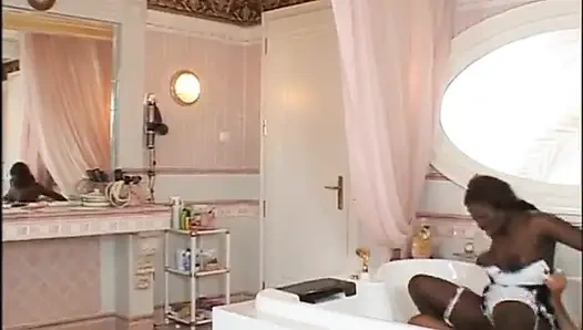 Siyah hizmetçi amcık banyoda büyük yarak emiyor... ağzına boşalma