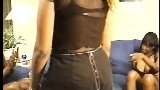 Beş seksi memeli siyah ballar kanepede sert yarak sürtüyor