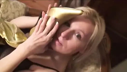 Kendi ayakkabılarını ve botlarını yalıyor