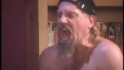 Esmer fahişe dizlerinin üzerinde adamın sert yarağına sakso çekiyor