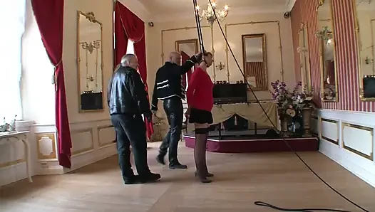Alman bdsm -köle olarak orta yaşlı seksi kadın