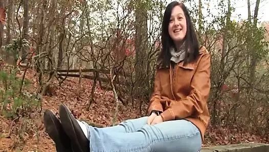 Kat yalınayak gıdıklıyor, babetleri ve çorapları çıkarıyor