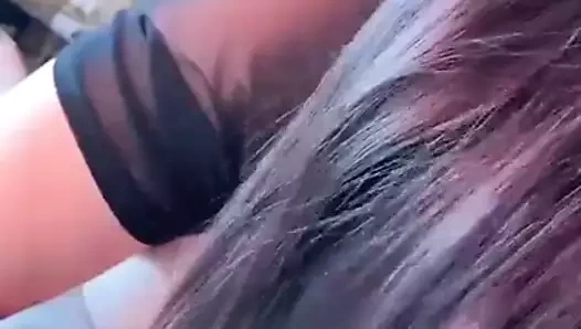 Kocası arkadaşıyla oynuyor