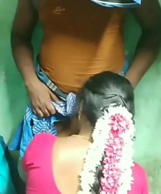 Тамильская девушка делает минет