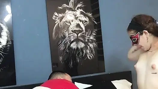 Güzel kız amını sikmek için beni kışkırtıyor