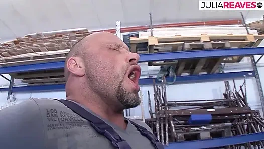 Tombul kaltak büyük bir yarağı emiyor ve mastürbasyondan sonra sikiliyor