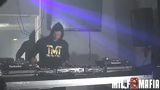 Orta yaşlı seksi kadın ve genç kız gece kulübü dj'ini sikiyor ve emiyor