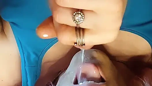 Bir kadın kılıklının boşalması için daha iyi bir yer yok, sonra kendi ağzı! Yum!