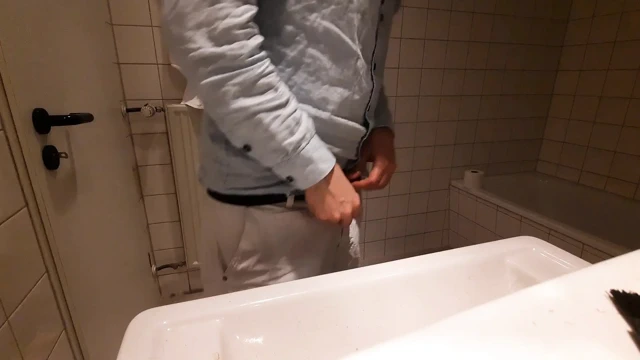 Kamera banyoda çok hızlı boşalmasını gösteriyor