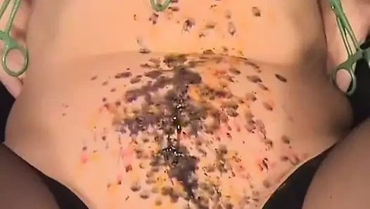 Alman sürtük ağdayla dökülüyor ve sert şaplak atılıyor