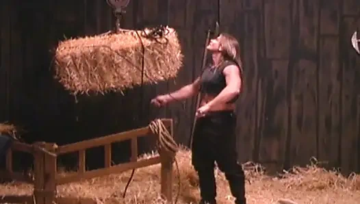 Orta yaşlı seksi kadın saman ahırında sert sikiliyor