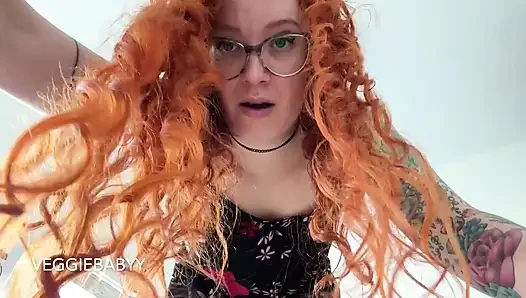 Futa amını yarak ve döllemeden önce vibratörle dolduruyor