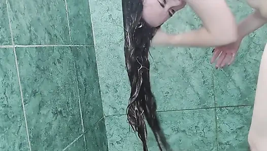 Saçımı yıkıyor, kurutuyor ve fırçalıyorum