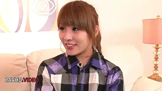 Rinka Aiuchi ateşli Asyalı sakso çekiyor, sert hayranlar için dölleniyor