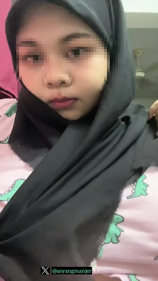 Малайка в хиджабе сосет дилдо